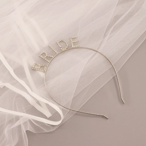 Vue détaillée du serre-tête de mariée avec lettrage BRIDE en strass et voile blanc