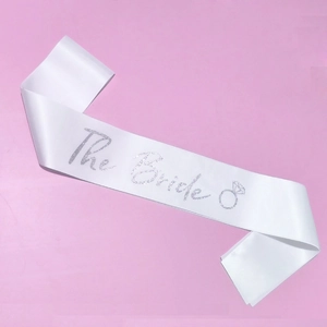 Écharpe de mariée en satin blanc avec lettrage pailleté argenté et icône diamant