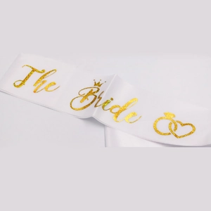 Gros plan sur l'écharpe de mariée en satin blanc avec texte doré et icônes de mariage