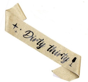 Détail de l'écharpe pailletée dorée Dirty Thirty avec lettrage noir pour anniversaire