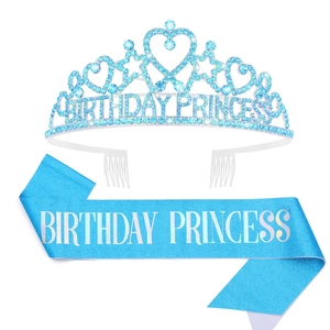 Détail du set écharpe et diadème Birthday Princess avec strass bleus et paillettes