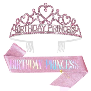 Détail du diadème en strass rose et écharpe scintillante avec texte Birthday Princess argent
