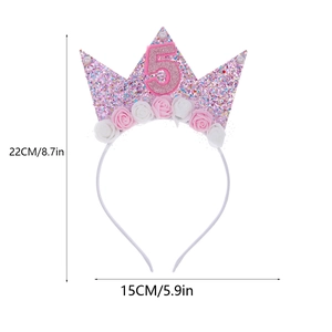 Détail du serre-tête couronne à paillettes roses avec chiffre 5 et roses artificielles