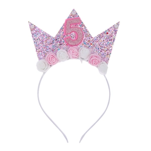 Détail du serre-tête couronne rose pailletée avec chiffre 5 et roses en mousse