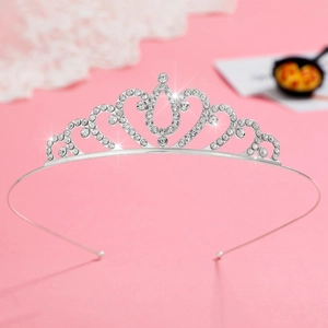 Détails d'une couronne de princesse en cristal argenté avec motifs de cœur pour enfants