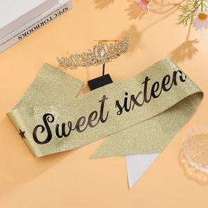 Detalle de la banda Sweet 16 y la tiara de diamantes en un fondo elegante y delicado