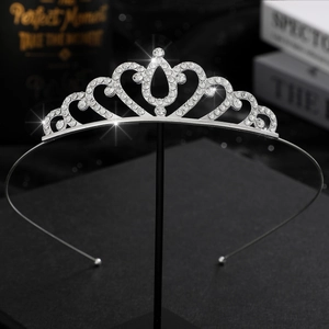 Détail de la couronne de princesse argentée sertie de strass en cristal étincelants