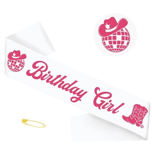 Écharpe Birthday Girl rose avec boule disco et bottes de cow-boy sur satin blanc