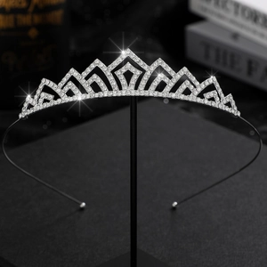 Vue détaillée du serre-tête couronne argentée avec des strass étincelants et pointes géo