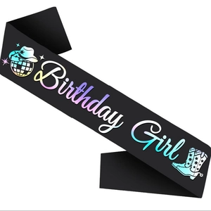 Écharpe Birthday Girl en satin noir avec motif disco cowboy iridescent sur fond blanc