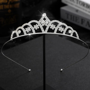 Détails d'un diadème en strass argenté avec motifs floraux et cristaux étincelants