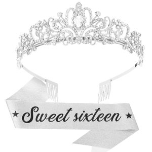 Set Sweet Sixteen con tiara de diamantes de imitación plateados y banda de purpurina