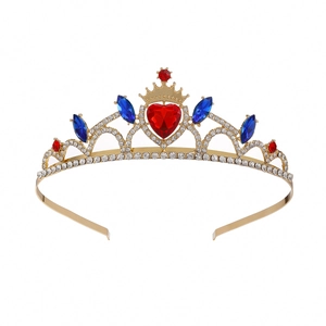 Dettaglio di tiara dorata da sposa con cristallo a cuore rosso e pietre blu