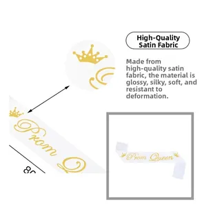Detail der weißen Satin-Prom-Queen-Schärpe mit goldenem Text und glattem Stoff