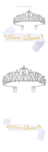 Detail von silberner Strasskrone und Prom Queen Schärpe aus weißem Satin im Set