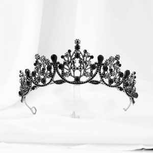 Détail d'une couronne de mariage vintage en alliage noir avec strass sur tissu blanc plissé