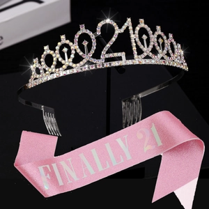 Gros plan sur la couronne argentée du 21e anniversaire et l'écharpe rose à paillettes
