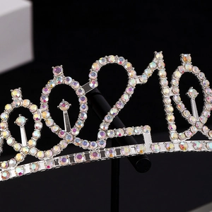 Gros plan de la couronne d'anniversaire 21 avec strass irisés et cadre en métal argent