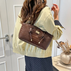 Sac fourre-tout tendance marron foncé à texture crocodile pour femme au style minimaliste