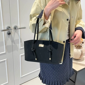 Grand sac cabas en cuir huilé noir avec bandoulières nouées et plaque logo dorée