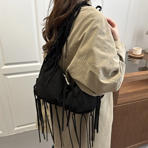 Sac bandoulière minimaliste en daim noir avec de longues franges et grande capacité