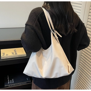 Dettaglio della borsa tote in pelle bianca con doppie tracolle regolabili per il lavoro