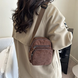 Petit sac bandoulière marron en velours côtelé avec double zip et sangle large