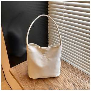 Detalle del bolso de cubo blanco con bordado Hope and future bajo luz natural