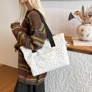 Sac cabas en toile avec imprimé cœurs et nœuds doté de bandoulières noires pour femme