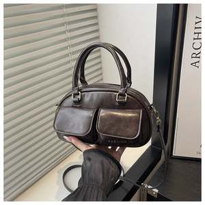 Détail du sac à main vintage en cuir PU marron avec poches à rabat et garnitures dorées