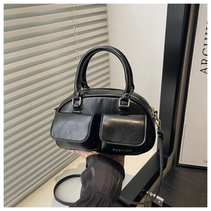 Détails du sac à main noir en cuir PU avec poches frontales et finition brillante