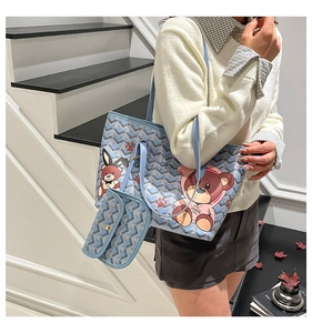 Détail du sac cabas bleu clair avec ours de dessin animé et petit porte-monnaie