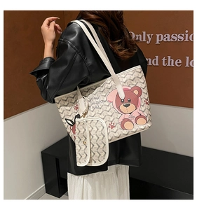 Détail du cabas à motif chevrons avec ours en peluche et sa pochette assortie de mode