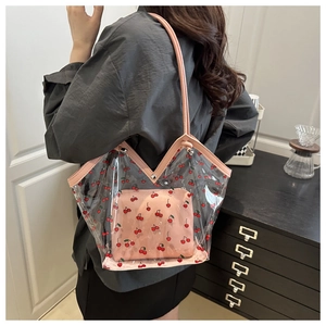 Détail du sac cabas transparent en PVC avec motif cerises et pochette rose incluse