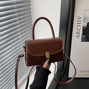 Sac Bandoulière Minimaliste en Cuir PU pour Femmes Sac à Épaule Carré à la Mode Avec Boucle en Métal Petit Sac à Rabat Décontracté