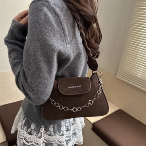 Sac à bandoulière en daim marron avec sangle tissée et chaîne à fleurs argentées