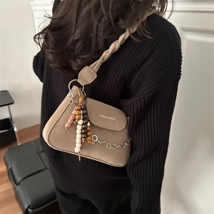 Sac à bandoulière rétro marron avec bandoulière tressée, perles et chaîne en métal