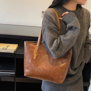 Vintage brown leather tote bag with adjustable strap for women in a commute style