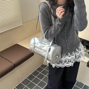 Schicke silberne Bowling-Tasche für Damen im Y2K-Stil mit verstellbarem Schultergurt