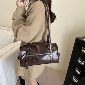 Minimalistische dunkelbraune Zylinder-Schultertasche mit silbernen Vintage-Beschlägen