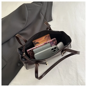 Vue détaillée du compartiment intérieur spacieux du sac Boston marron pour les essentiels