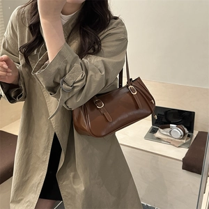 Sac Boston vintage en cuir marron foncé avec boucles dorées et finition brillante