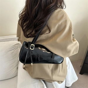 Sac à épaule Boston vintage en cuir noir brillant avec silhouette asymétrique et boucles dorées