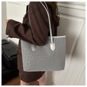 Détail du sac cabas léopard gris avec lanières argentées et logo texte FASHION