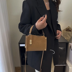 Piccola borsa a tracolla quadrata marrone da donna con chiusura dorata e manico