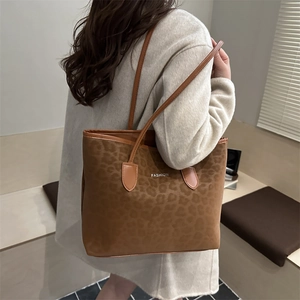 Grand sac cabas léopard en daim avec anses en cuir marron pour un style élégant