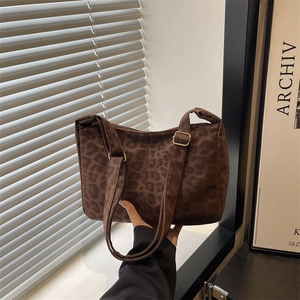 Brown leopard print large tote bag with adjustable strap for autumn winter fashion