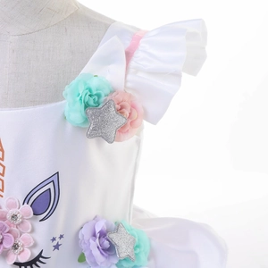 Dettaglio del vestito da unicorno per bambine con corpetto in raso, fiori 3D e volant