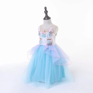 Detailansicht von Einhorn Prinzessinnenkleid für Mädchen mit blauem Netzstoff und Blumen