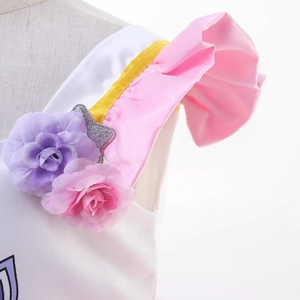 Détail de l'épaule de la robe princesse avec volants roses, fleurs et paillettes étoiles